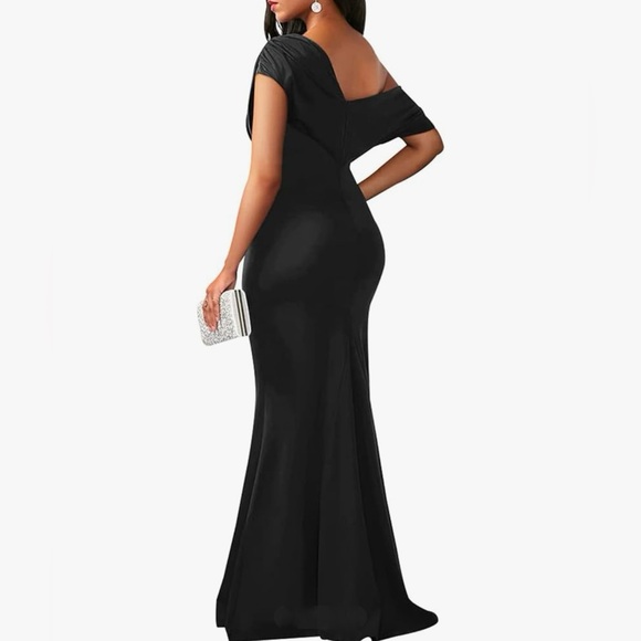 Black gown (women’s XL) - Picture 2 of 12